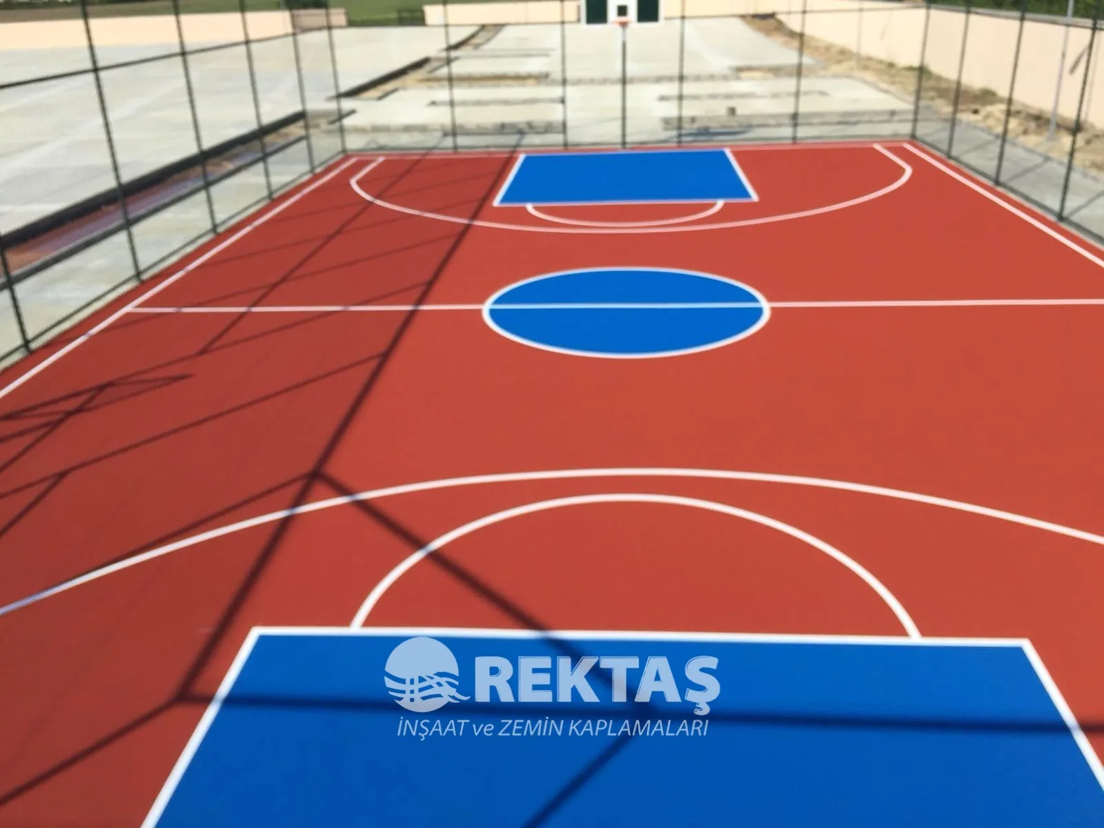 Tenis kortunda akrilik zemin kaplaması