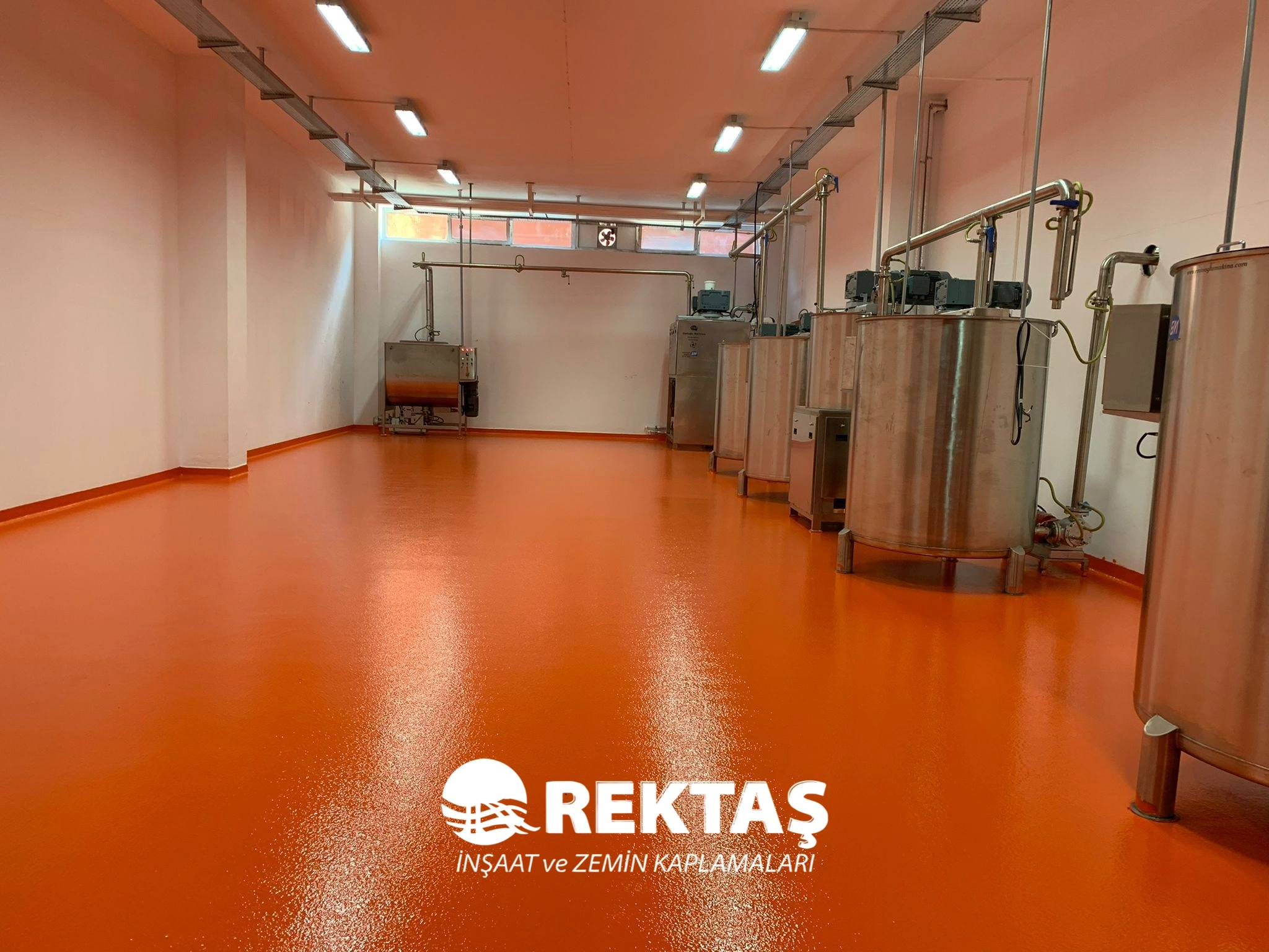 Premium mağazada grenli quartz epoksi zemin - renk geçişli tasarım