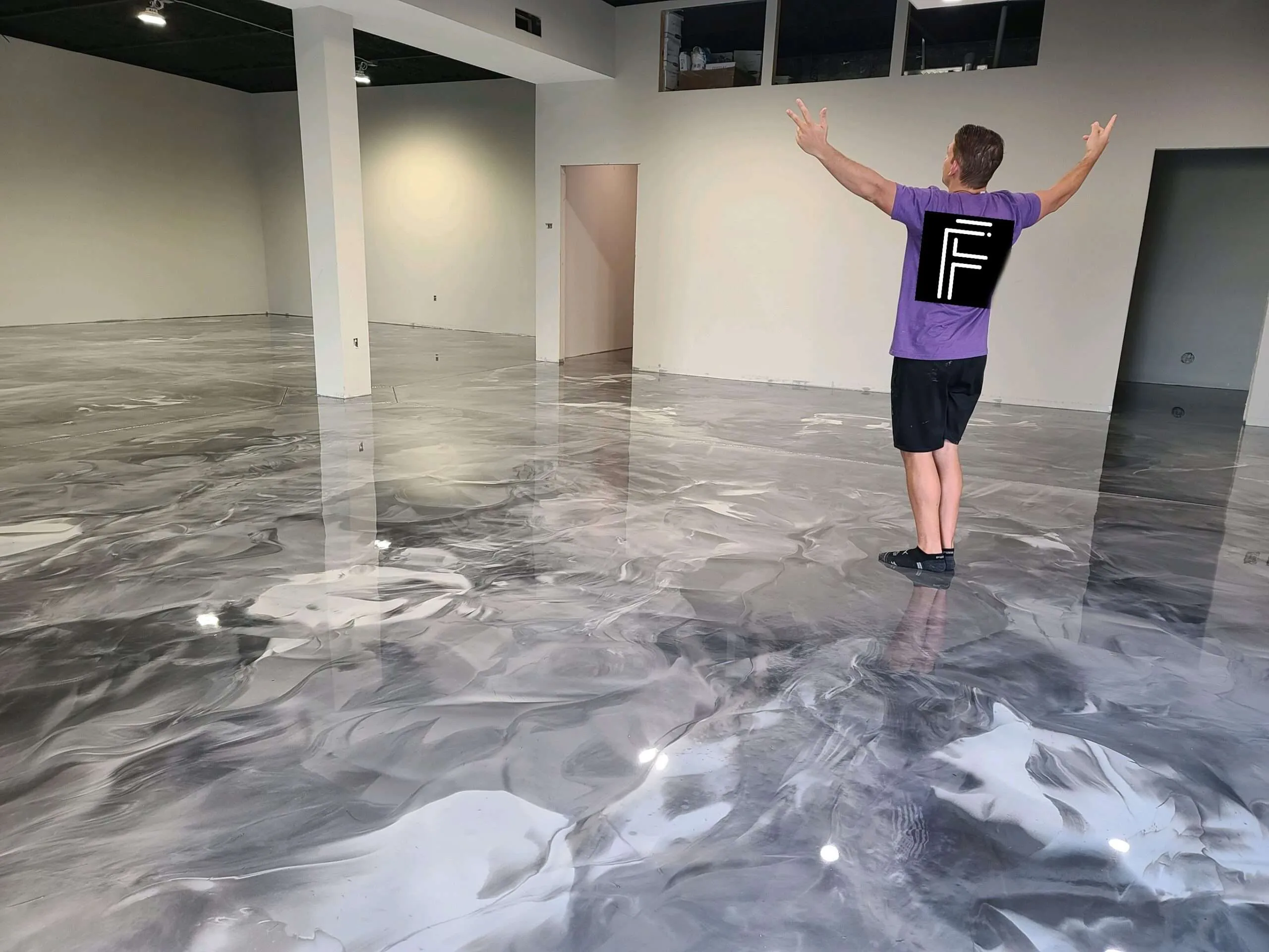 Lüks otel lobisinde metalik epoksi zemin - altın ve bronz swirl desenleri