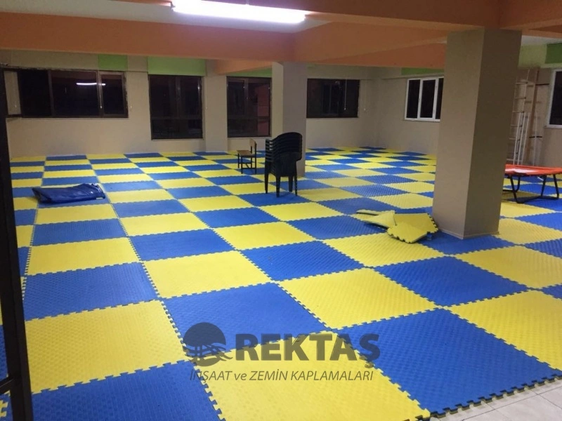 Dövüş sporları salonunda tatami minder