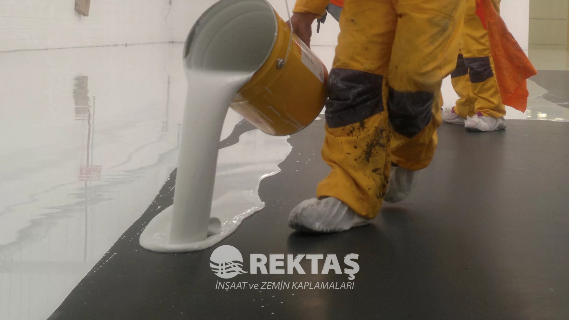 Smooth floor surface after smart screed application - Self levelling screed